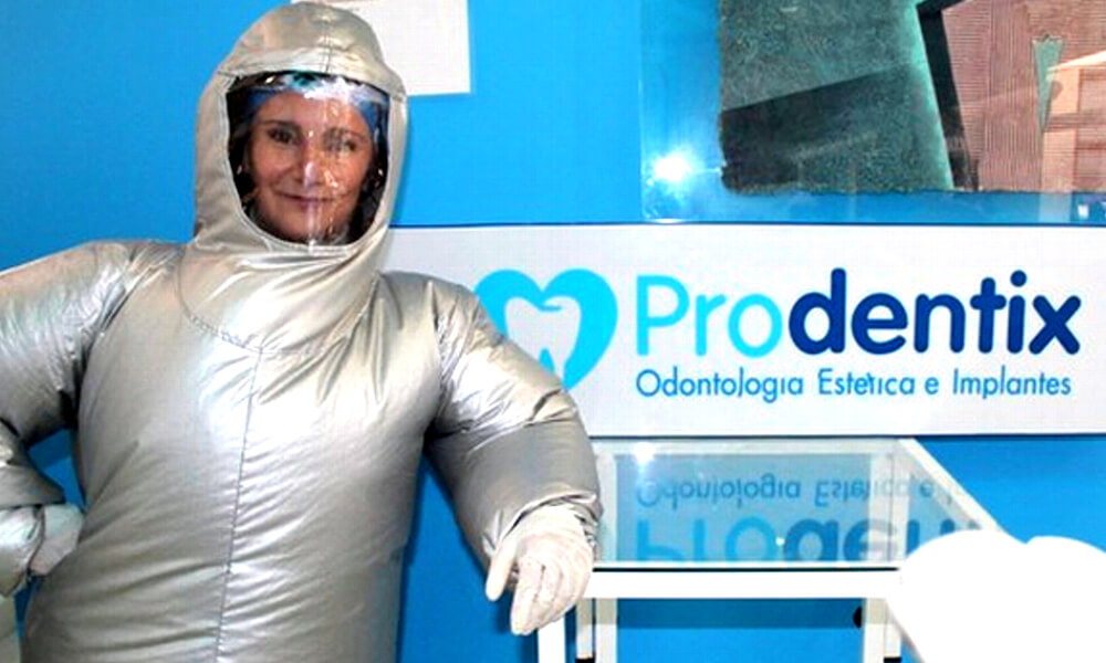 La odontóloga Adela Rendón, creadora del traje inflable anti-covid